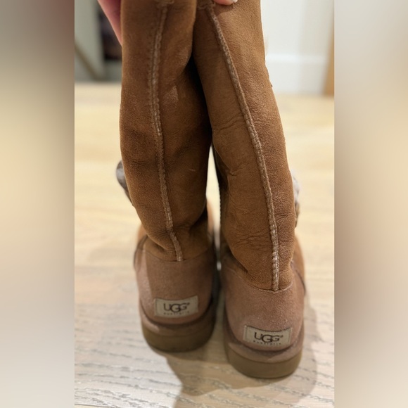 ❌SOLD❌Uggs Bailey Button - Picture 2 of 5
